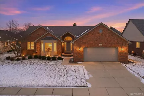 48274 Beacon Square Dr, Macomb, MI 48044