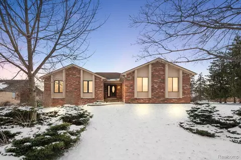 2251 Highsplint Dr, Rochester Hills, MI 48307