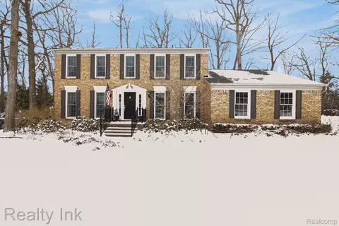 1636 Kilburn Rd N, Rochester Hills, MI 48306