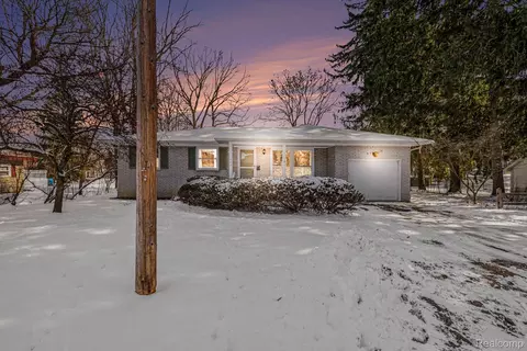 282 Harrison St, Lapeer, MI 48446