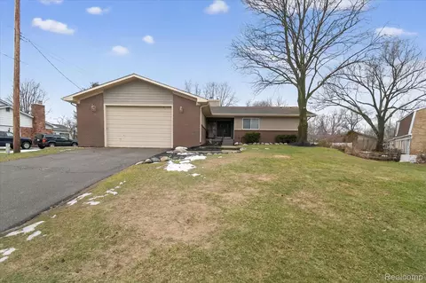 9474 Steephollow Dr, White Lake, MI 48386