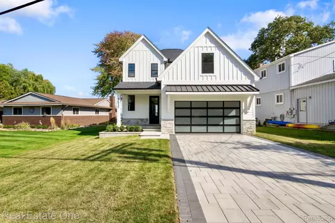 1517 Kessler Ave, Keego Harbor, MI 48320