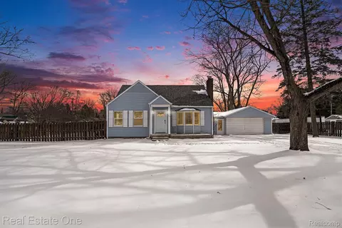 315 Clark Rd, Highland, MI 48357