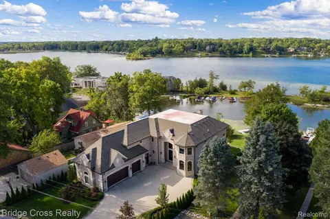 5820 Lakeview Ave, Orchard Lake Village, MI 48323