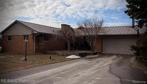 2525 Fisher Rd, Howell, MI 48855