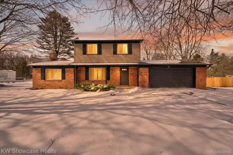 3351 Harvey Lake Rd, Highland, MI 48356