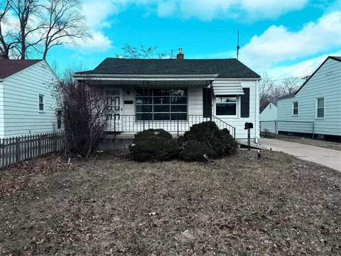 19009 Woodland St, Harper Woods, MI 48225