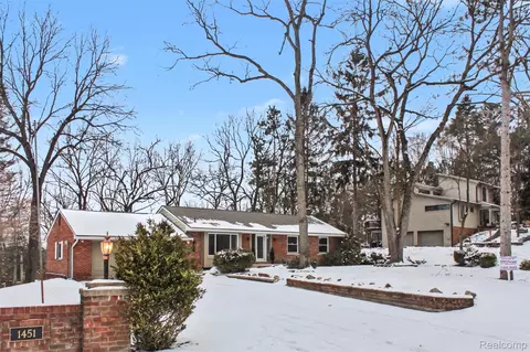 1451 Blue Heron Dr, Highland, MI 48357