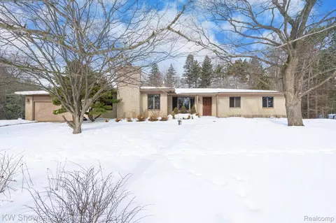 1680 Seminole Trl, Orion, MI 48362