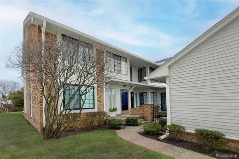 6011 Pebble Lane Ct, West Bloomfield, MI 48322