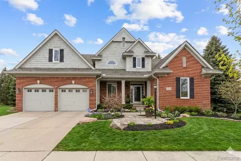 29169 Hemingway Dr, Novi, MI 48377
