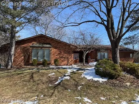6323 Drakeshire Ln, West Bloomfield, MI 48322