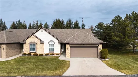 5010 Sandalwood Dr, Grand Blanc, MI 48439