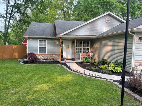 8645 Country Club Dr, Pinckney, MI 48169