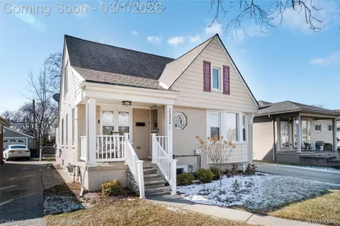 22326 Rosedale St, Saint Clair Shores, MI 48080
