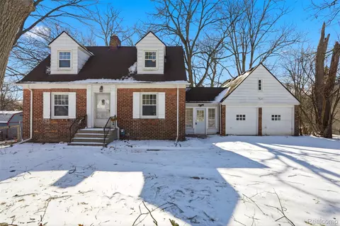 2803 Old Orchard Dr, Waterford, MI 48328