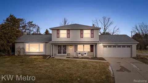 27464 E Skye Dr, Farmington Hills, MI 48334