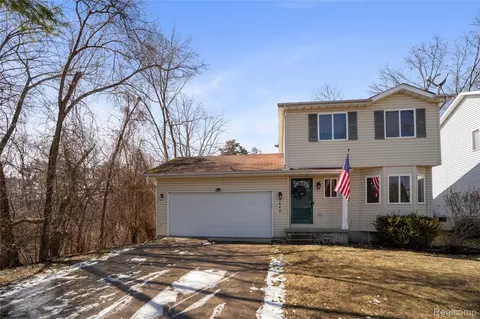 7093 Rolling Hills Dr, Waterford, MI 48327