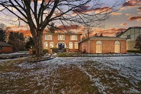 6807 Johnathon Dr, Troy, MI 48098
