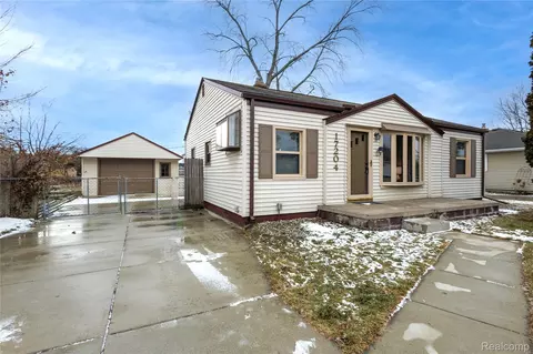17204 Park Ln, Fraser, MI 48026