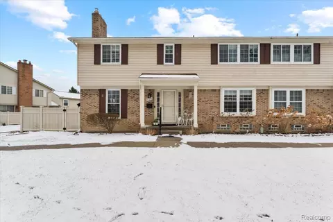 21301 E Glen Haven Cir, Northville, MI 48167