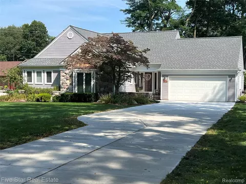 4950 Whitlow Ct, Commerce, MI 48382