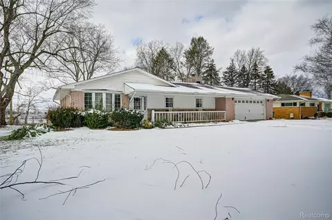3820 Hi Villa Dr, Lake Orion, MI 48360