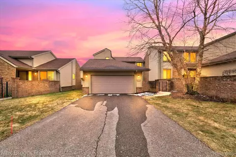 23289 N Chanticleer Dr, Southfield, MI 48034