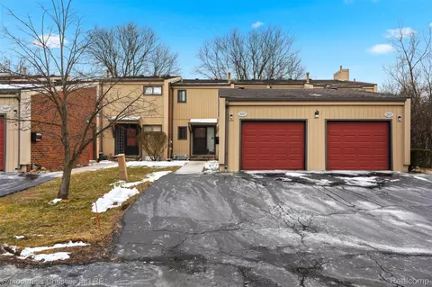 25047 Woodvale Dr S, Southfield, MI 48034