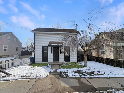 211 N Saginaw St N, Holly, MI 48442