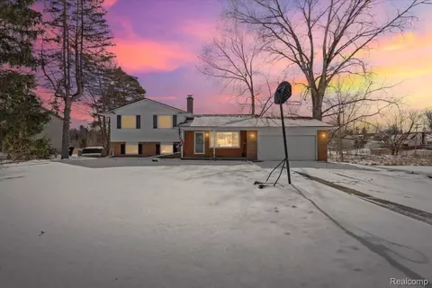 566 Eastridge Dr, Ortonville, MI 48462