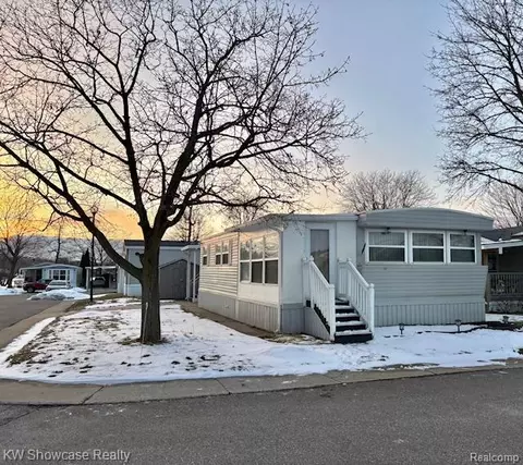 228 Greenhill, White Lake, MI 48386