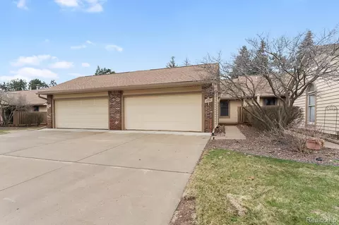 2880 Lakewood Dr, Trenton, MI 48183