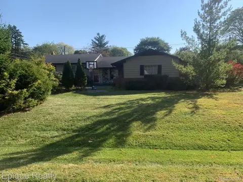 7335 Coach Ln, West Bloomfield, MI 48322