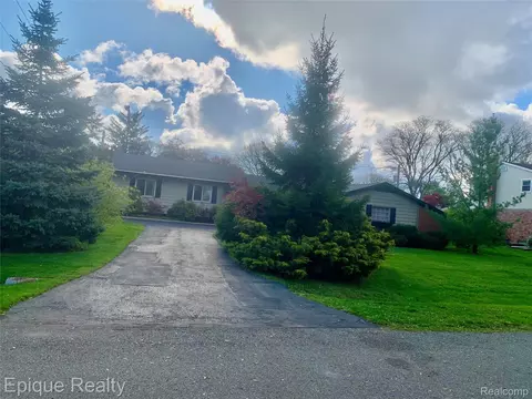 7335 Coach Ln, West Bloomfield, MI 48322