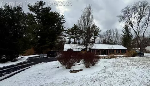 5761 Snowshoe Cir, Bloomfield Hills, MI 48301