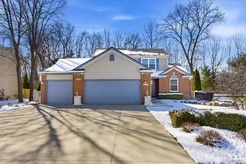 9140 Lakewood Dr, Northfield, MI 48189