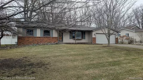 7445 New Hampshire Dr, Davison, MI 48423