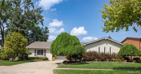 1839 Smallbrook Dr, Troy, MI 48085