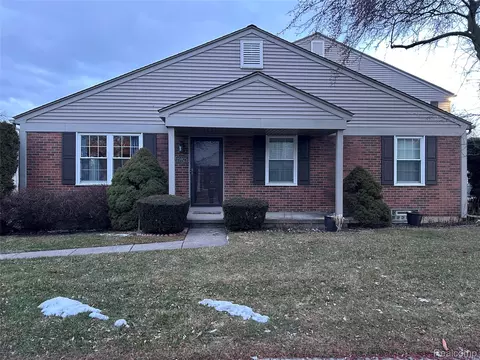 15925 N Franklin Dr #125, Clinton Township, MI 48038