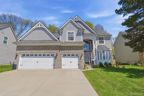 529 Napa Valley Dr, Milford, MI 48381