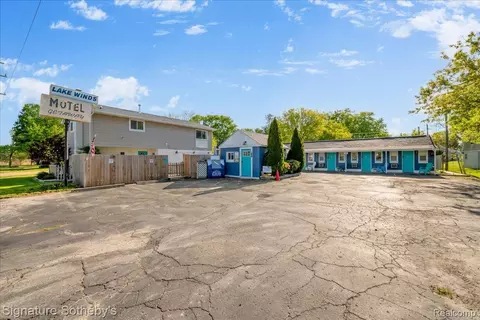 6997 Lakeshore Rd, Worth, MI 48450