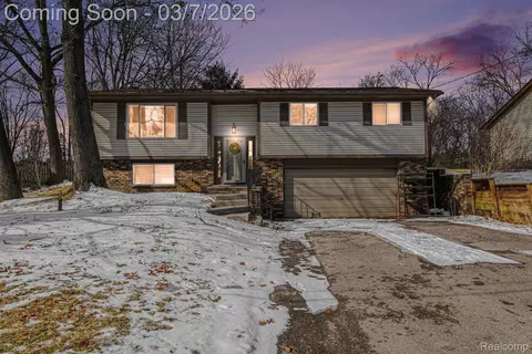 2150 Mapesbury Dr, West Bloomfield, MI 48324