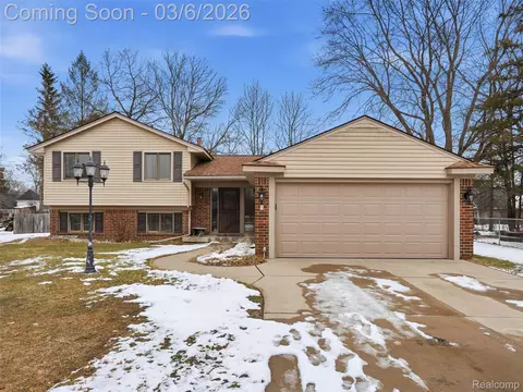 5530 Fox Chase Ln, Independence, MI 48346
