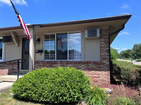 25159 Franklin Ter #8, South Lyon, MI 48178