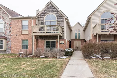 245 Brookwood Dr #16, South Lyon, MI 48178