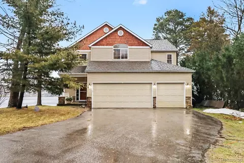 4372 Lamson Dr, Waterford, MI 48329