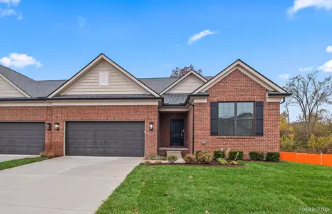 55818 Oak Pointe Dr, Shelby Township, MI 48315