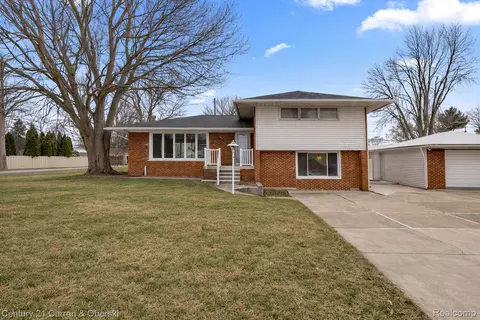 30631 Bayview Dr, Gibraltar, MI 48173