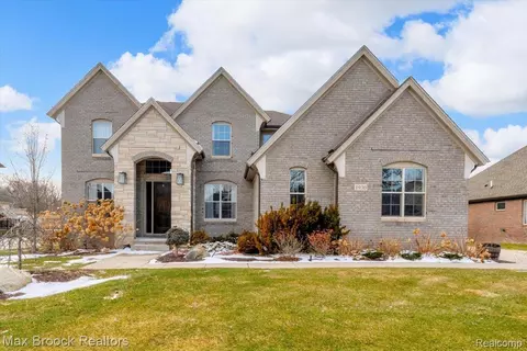 1930 Nottingham Dr, Rochester Hills, MI 48307
